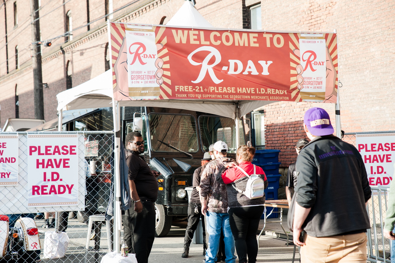 Photos Rainier tall boys as far as the eye can see! Hundreds celebrate