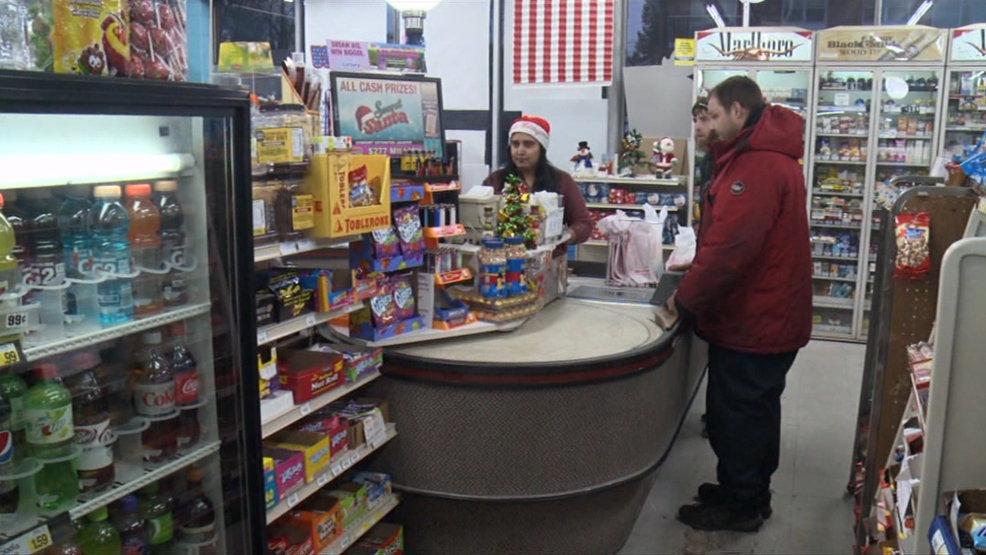 Christmas Day Shoppers Turn to Linn’s Super Market for Last Minute