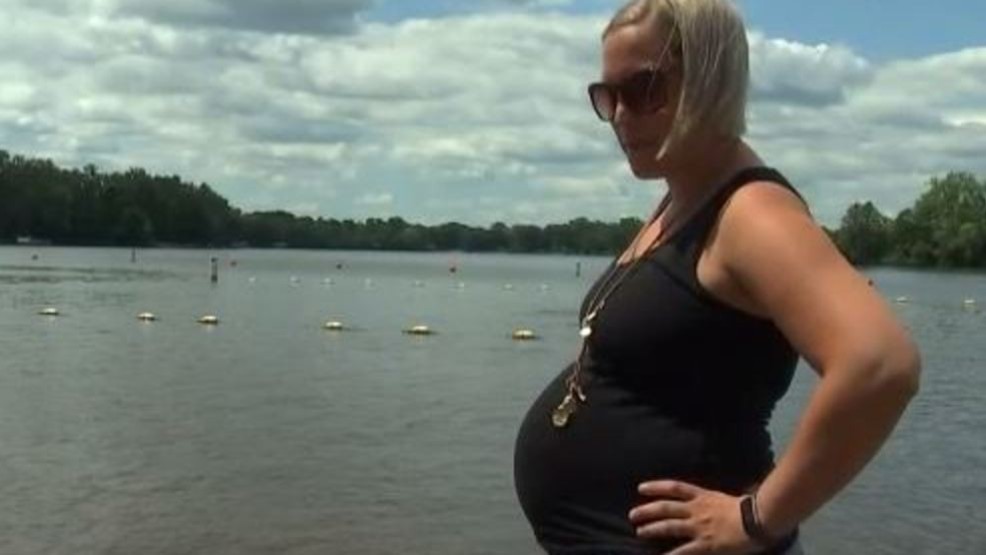 Pregnant mom saves drowning boy while teaching her son to float W photo